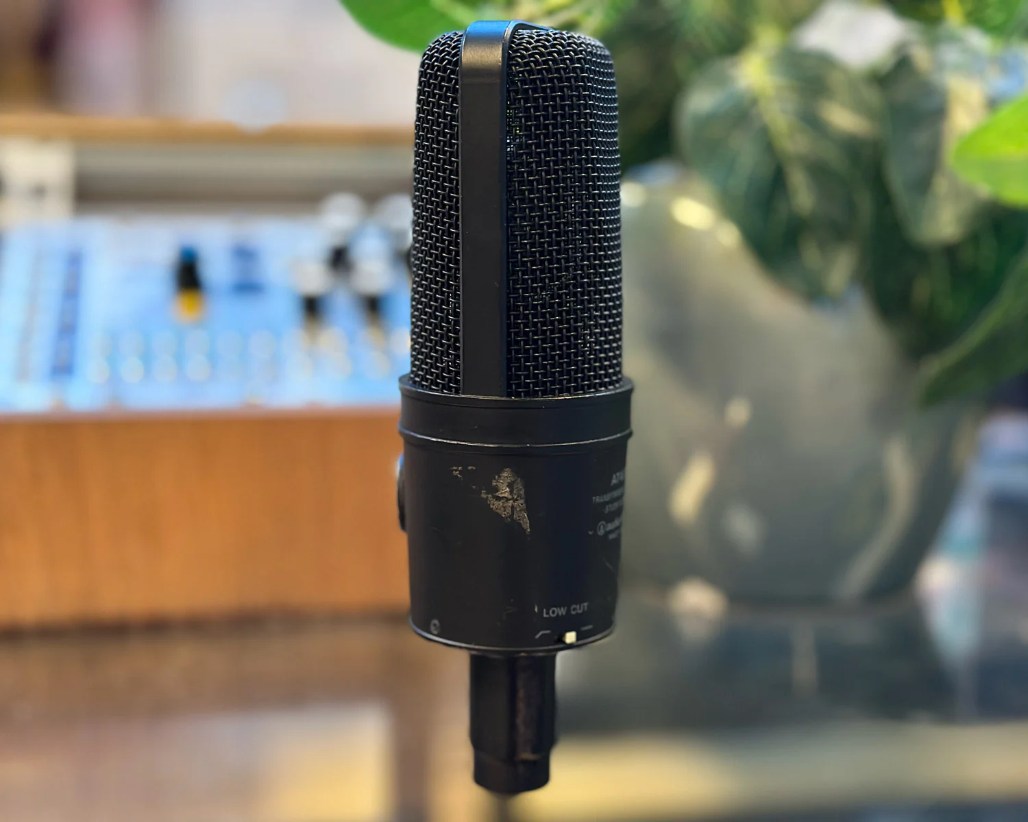 Audio Technica AT4033A Cardioid Condenser Microphone - Image 4
