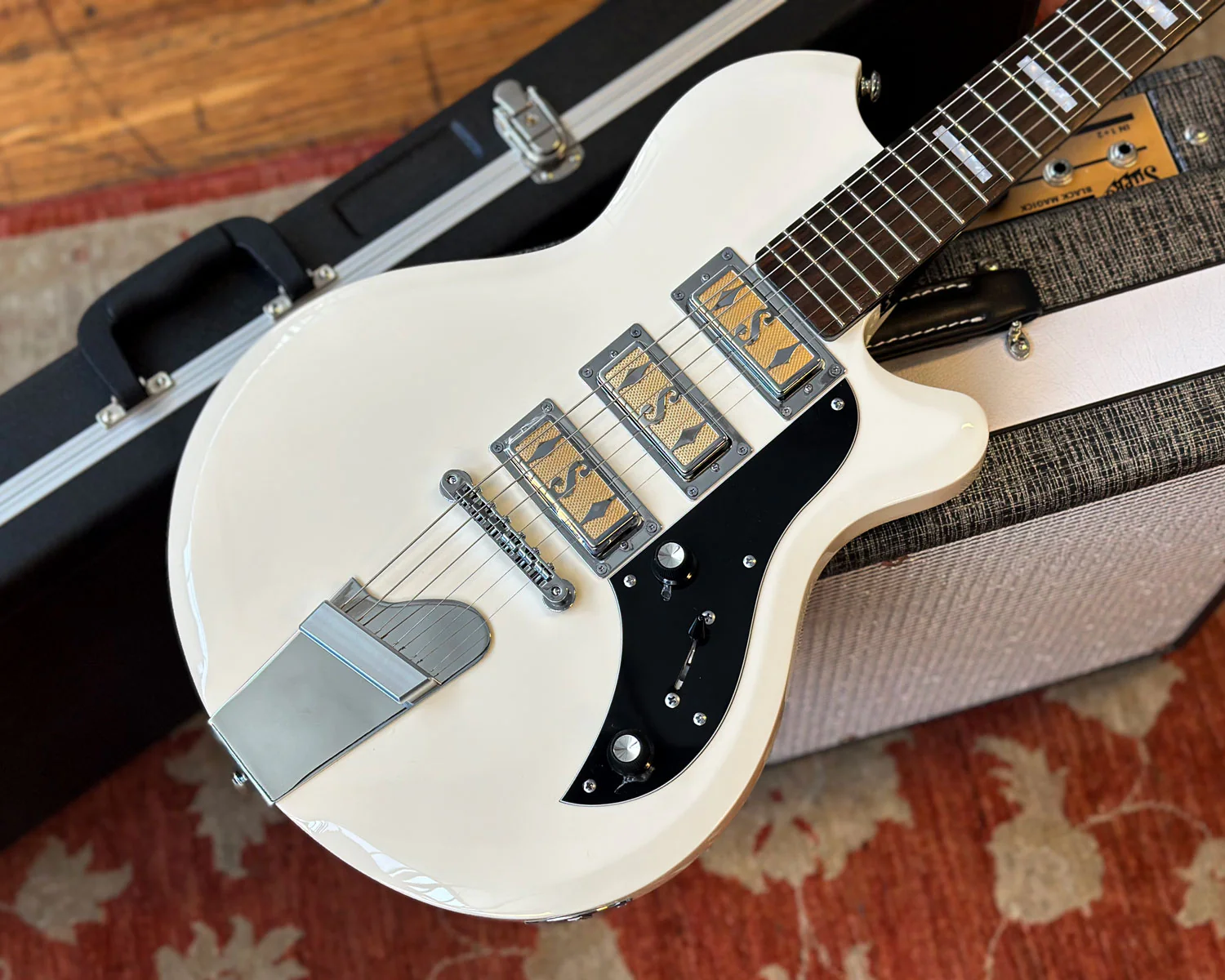 Supro Hampton Arctic White w/Hard Shell Case - Image 10