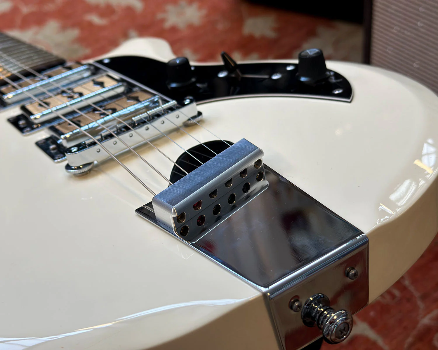 Supro Hampton Arctic White w/Hard Shell Case - Image 7