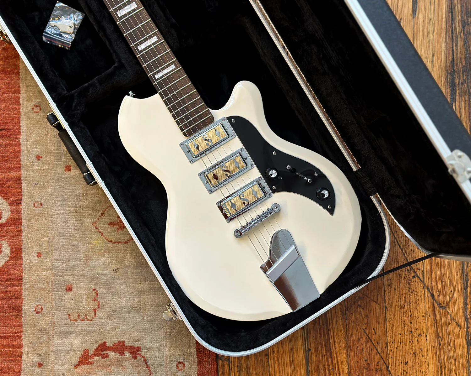 Supro Hampton Arctic White w/Hard Shell Case - Image 8