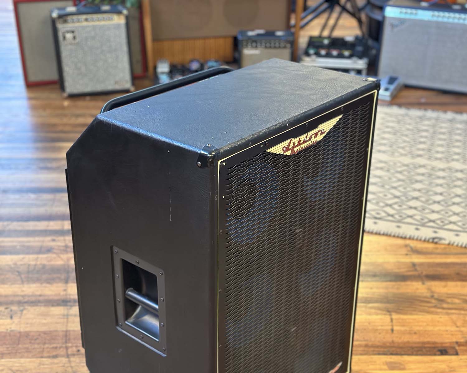 Ashdown ABM 610 900W 4Ω Bass Cabinet - Image 4